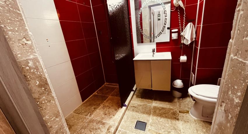 Apartament cu balcon, cu vedere la strada
