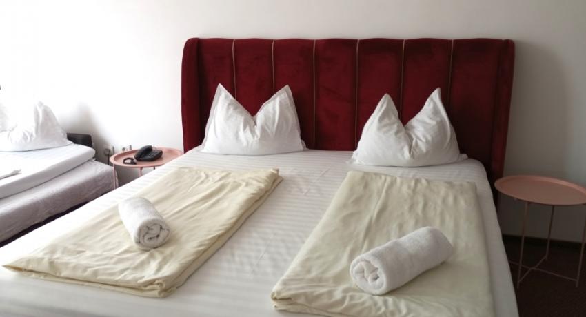 Apartament cu balcon, cu vedere la strada